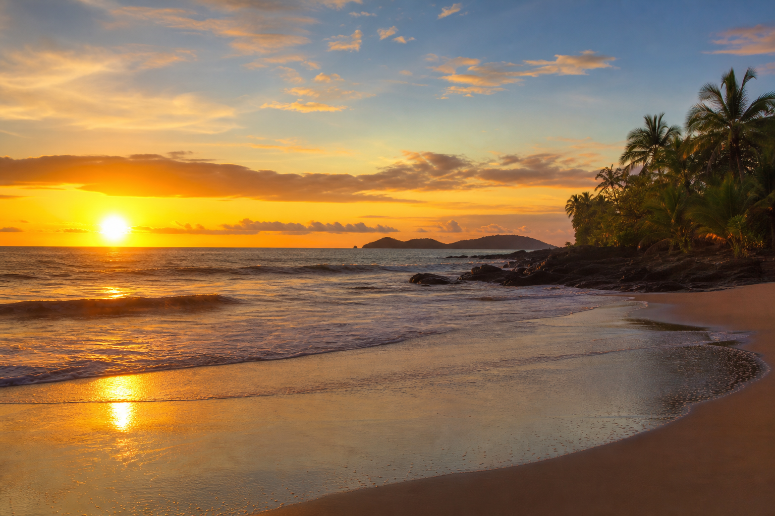 Atardecer dorado sobre una playa tropical.